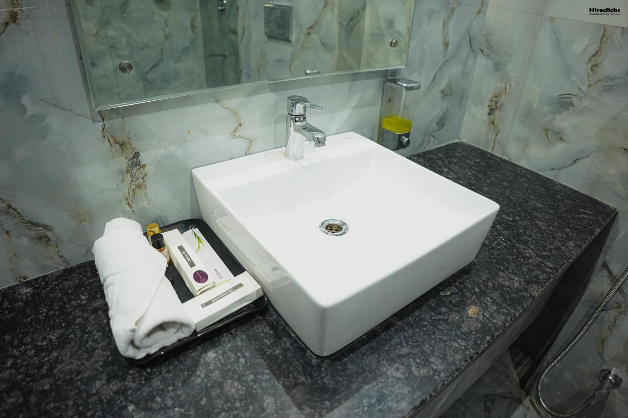 The Krati Resort And Convention Centre バレーリー エクステリア 写真