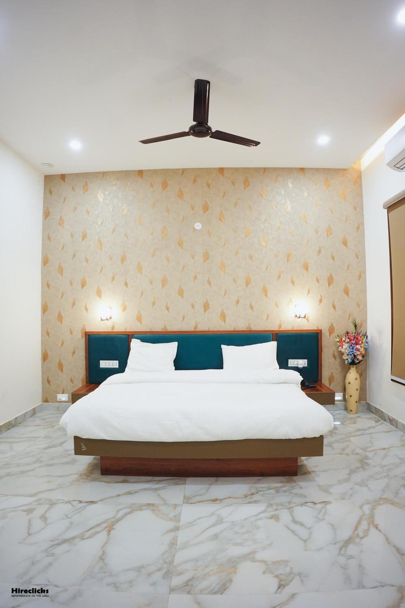 The Krati Resort And Convention Centre バレーリー エクステリア 写真