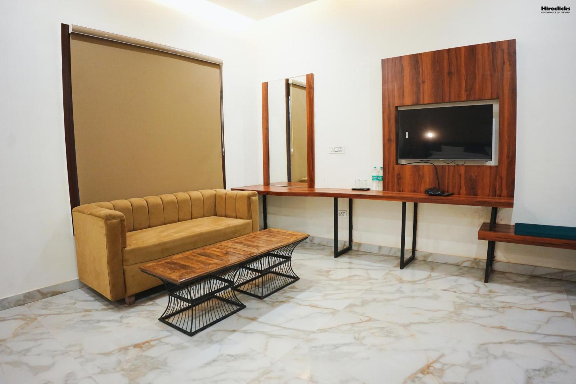 The Krati Resort And Convention Centre バレーリー エクステリア 写真