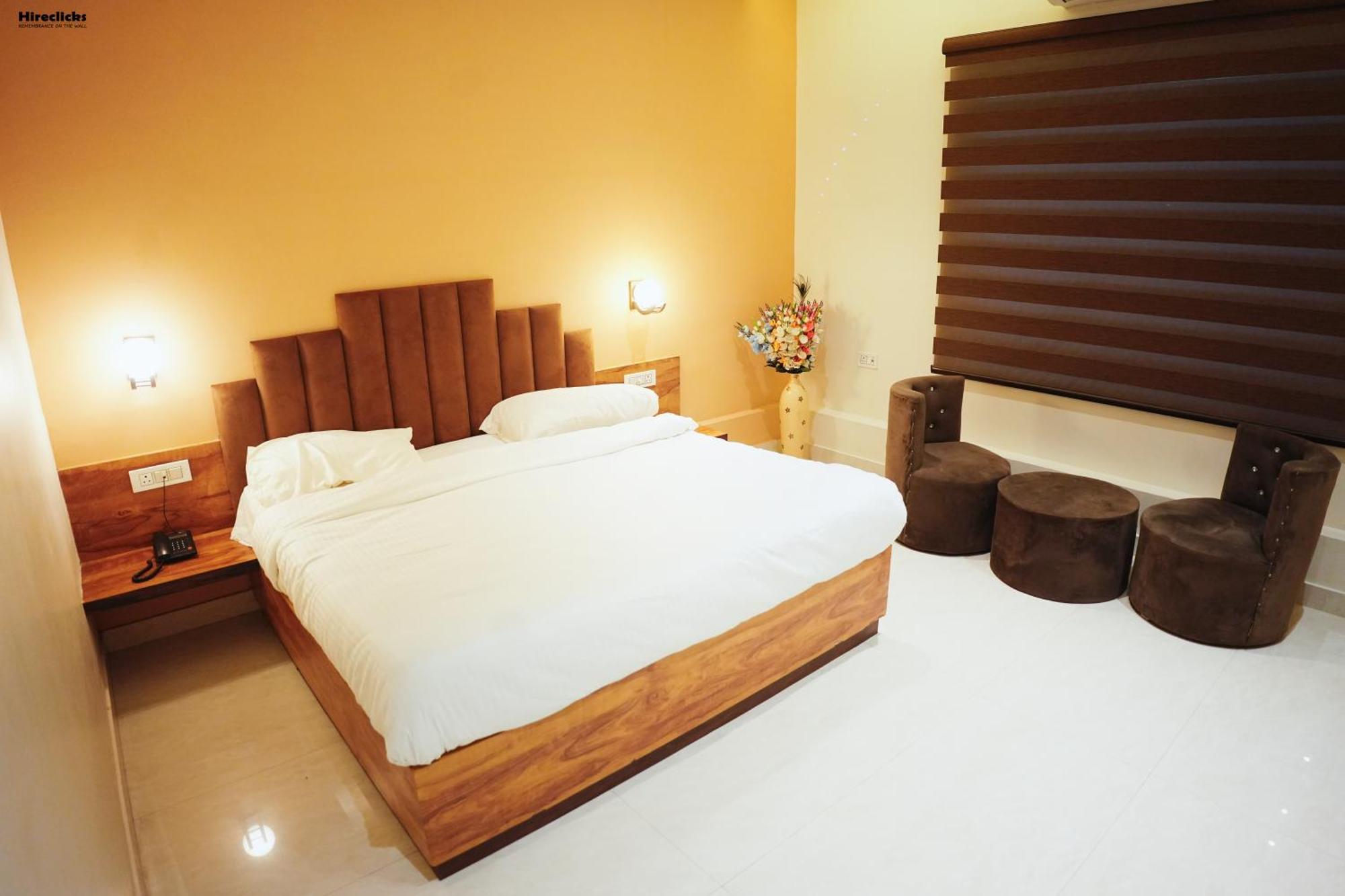 The Krati Resort And Convention Centre バレーリー エクステリア 写真