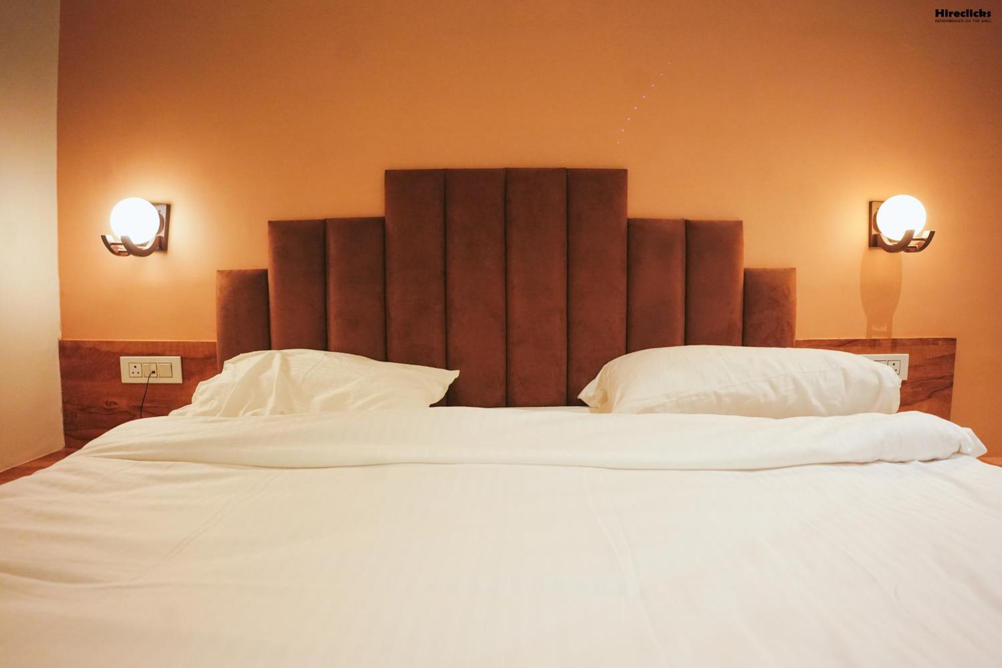 The Krati Resort And Convention Centre バレーリー エクステリア 写真