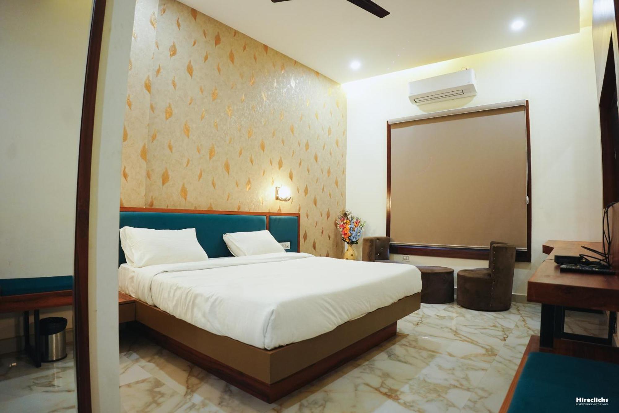 The Krati Resort And Convention Centre バレーリー エクステリア 写真