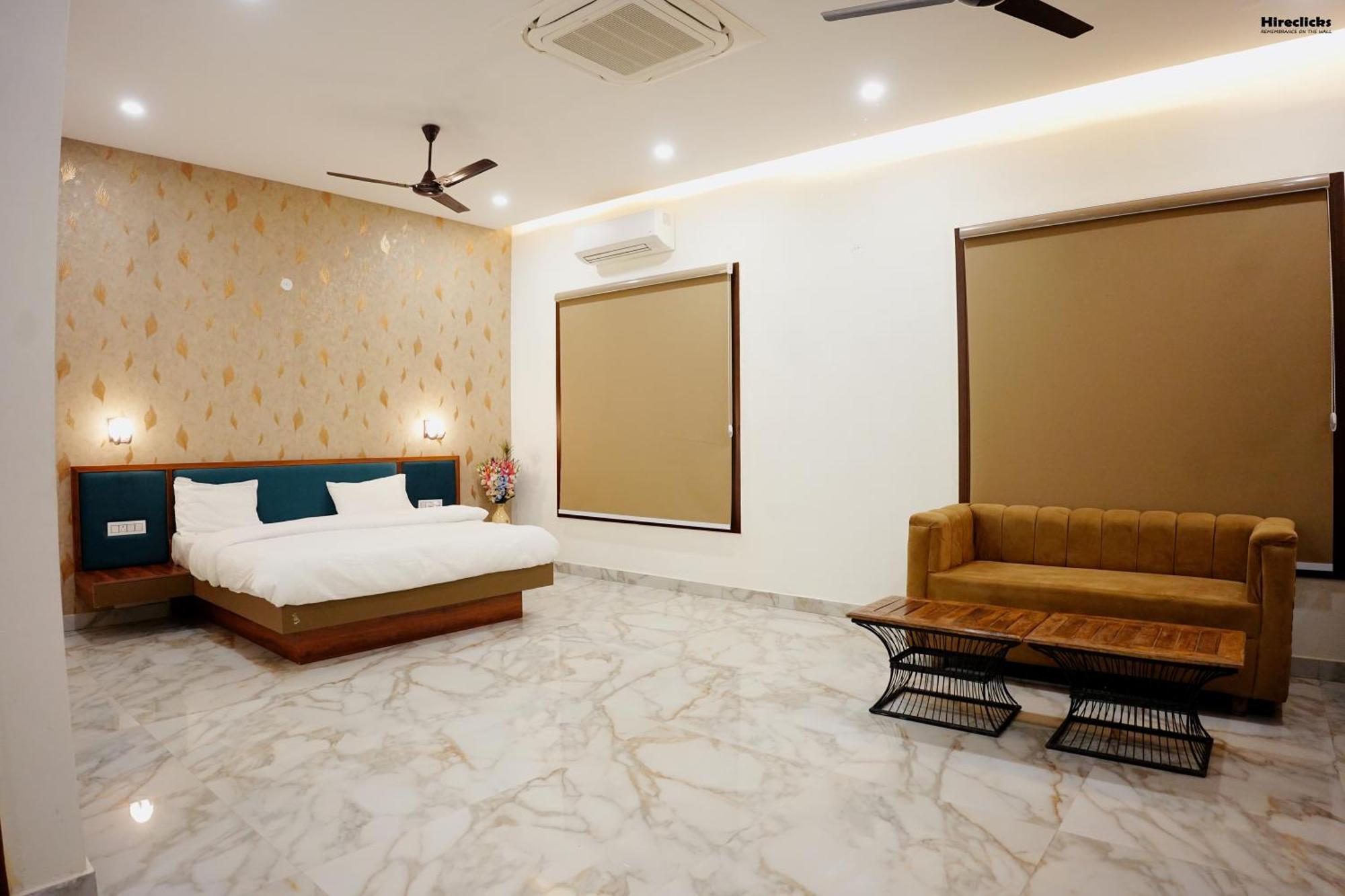The Krati Resort And Convention Centre バレーリー エクステリア 写真
