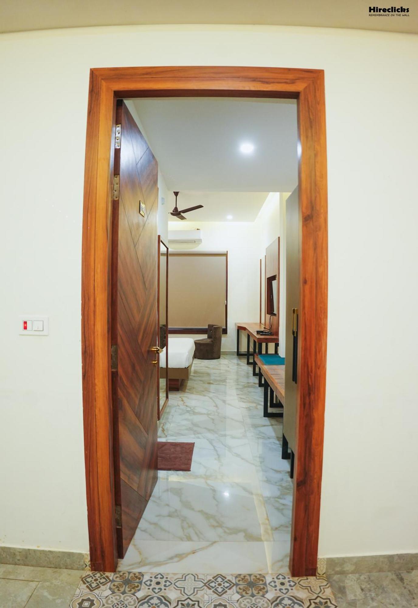 The Krati Resort And Convention Centre バレーリー エクステリア 写真